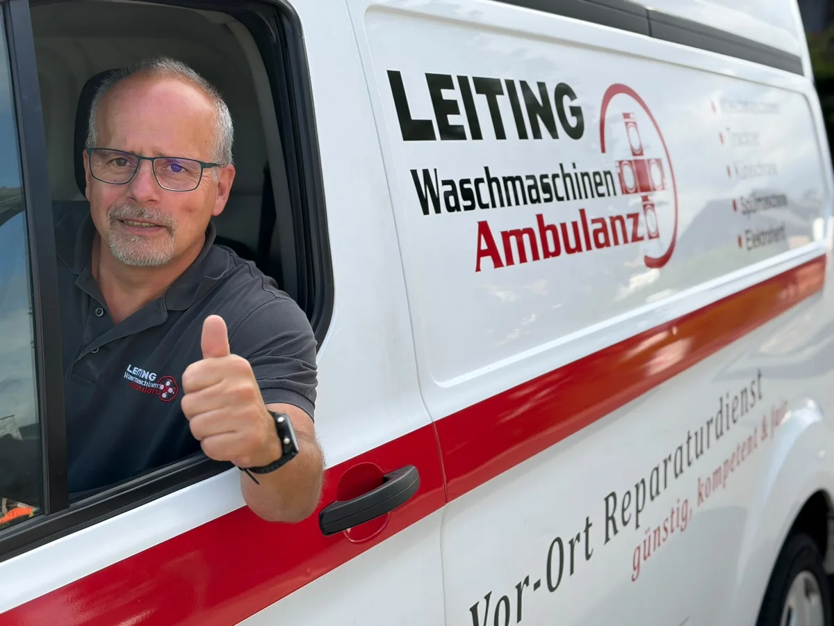 Techniker der Waschmaschinen-Ambulanz im Servicewagen